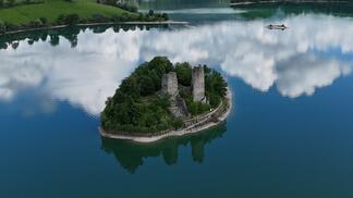 Die Insel Ogoz im Greyerzersee
