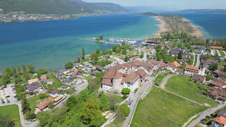 Drohnenanflug auf Schloss Erlach durch die Altstadt mit Blick auf den Bielersee