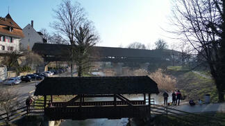 Holzbrücke in Aarberg unterfliegen