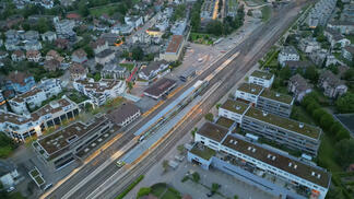 Lyss Bahnhof wenn ein Zug losfährt