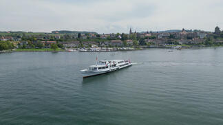 Drohnen-Rundflug über dem Murtensee und der Stadt Murten